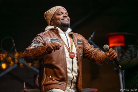 Temperamentna Tanja Žagar je razgrela kamniško publiko za najdaljšo noč v letu in silvestrovanje v centru Pravljičnega Kamnika (2)